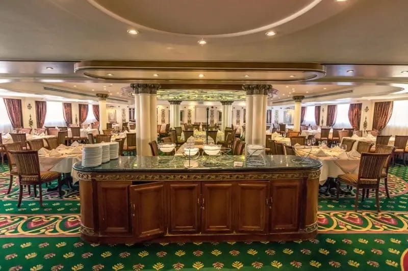 Piano Bar y Lounge Sonesta St. George — Ambiente Nocturno en el Nilo
